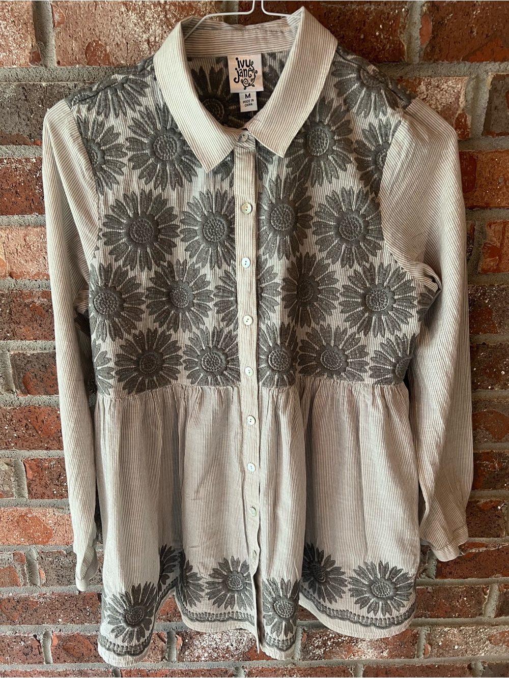 Boho Ivy Jane Embroidered Sunflower
Top. Size medium